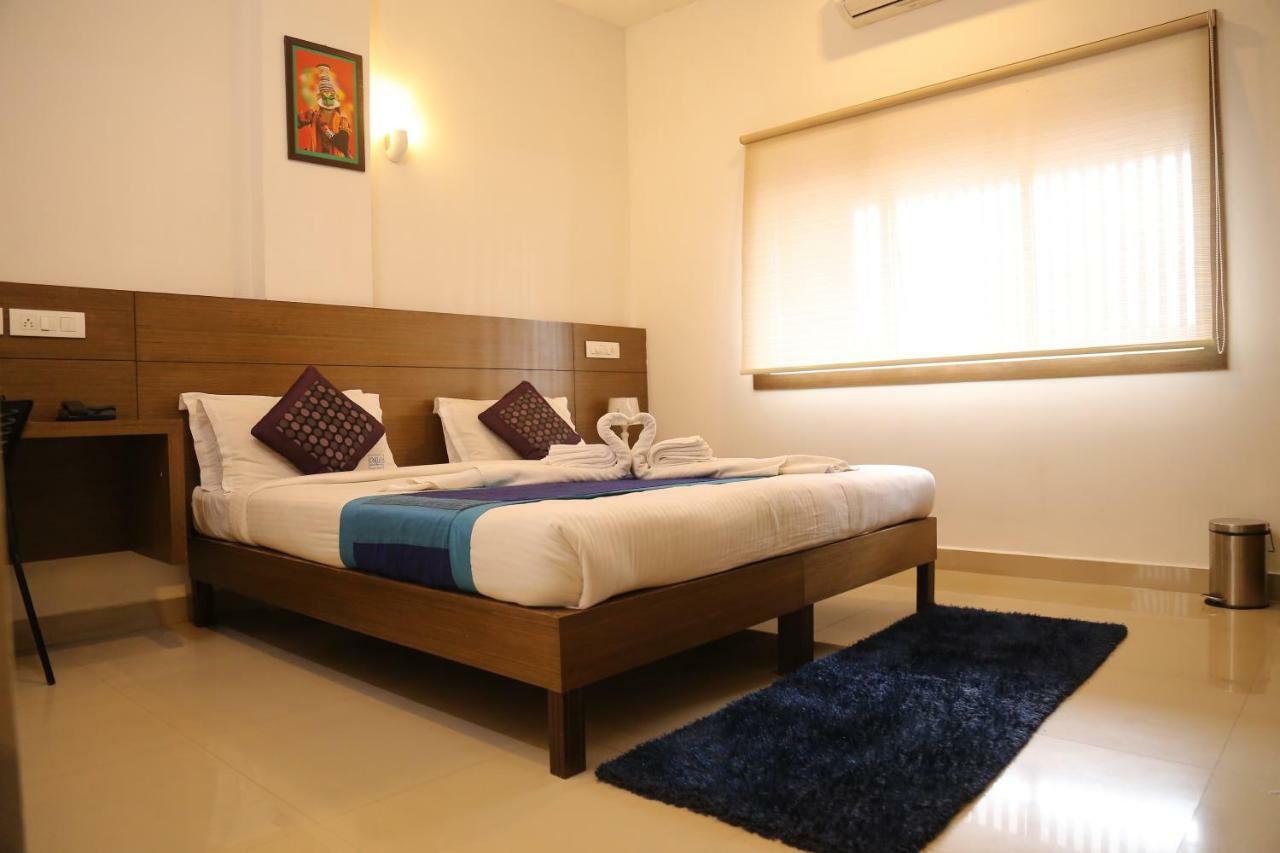 Kodavath Regency Alwaye Esterno foto