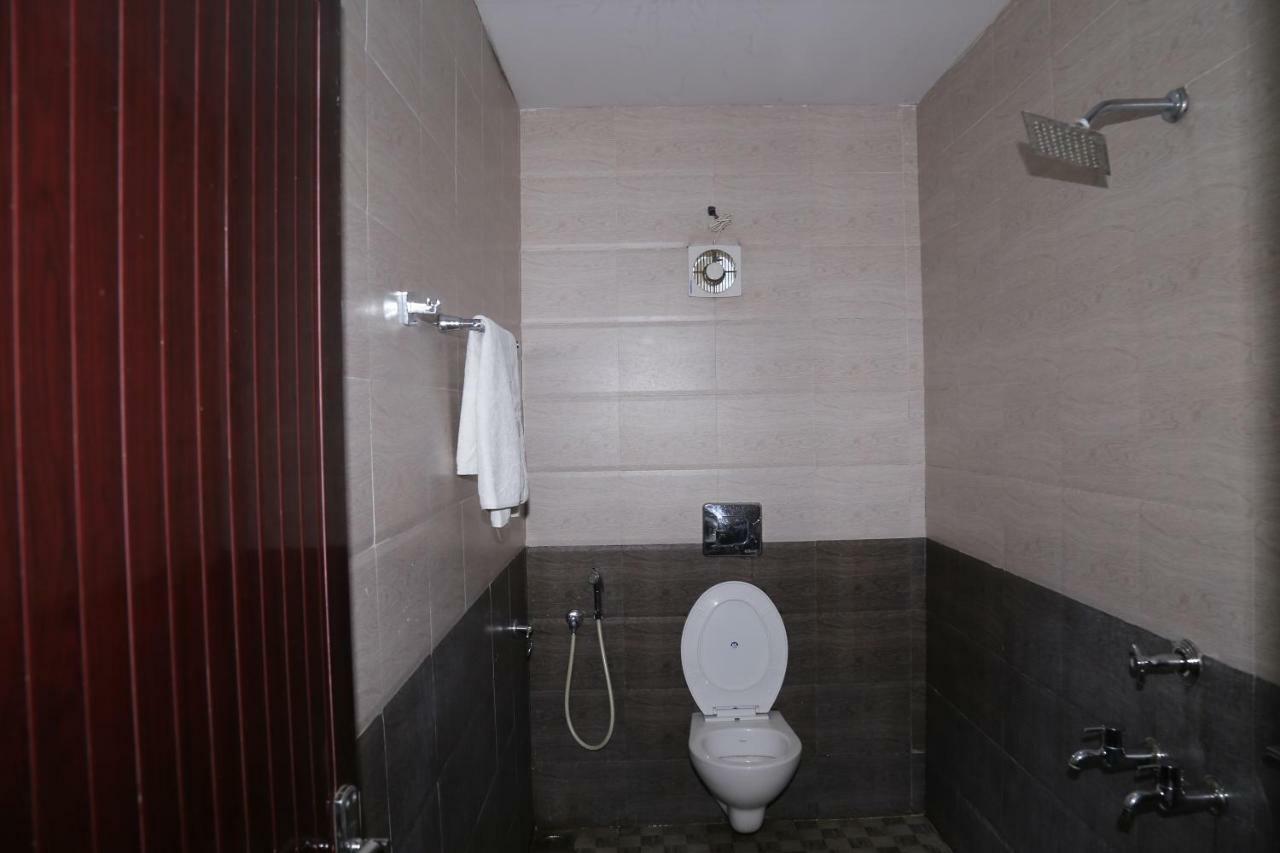 Kodavath Regency Alwaye Esterno foto