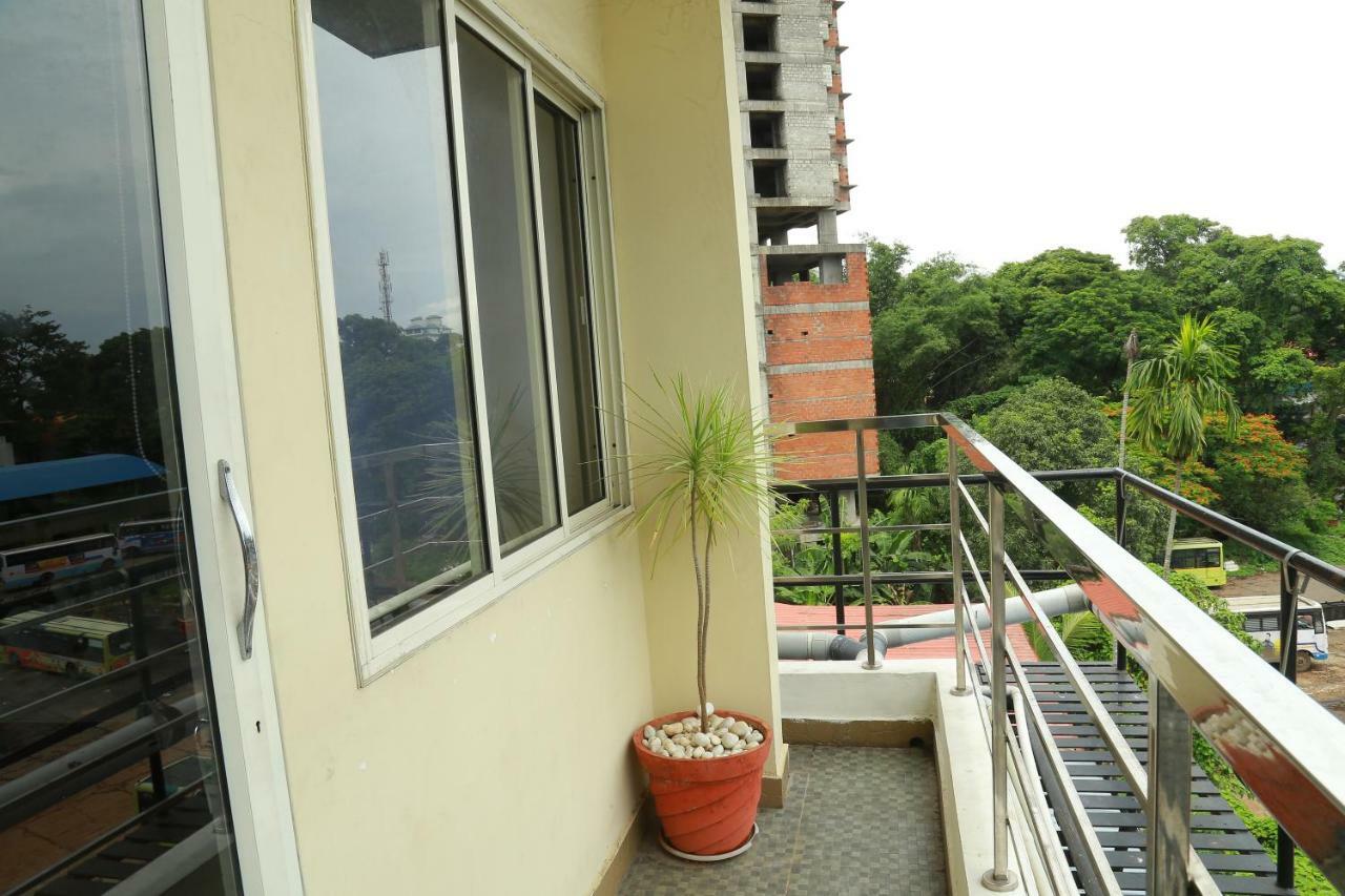 Kodavath Regency Alwaye Esterno foto